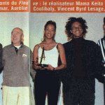 Une photo de presse apparu en Première avec l'équipe gagnante du Fleuve, avec l'acteur Karim Seghair et ses collègues