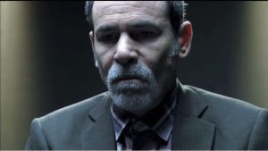 Karim Seghair avec une mine sérieuse, pendant le tournage d'une série télévisée