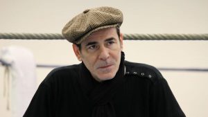 Karim Seghair photographié avec un chapeau